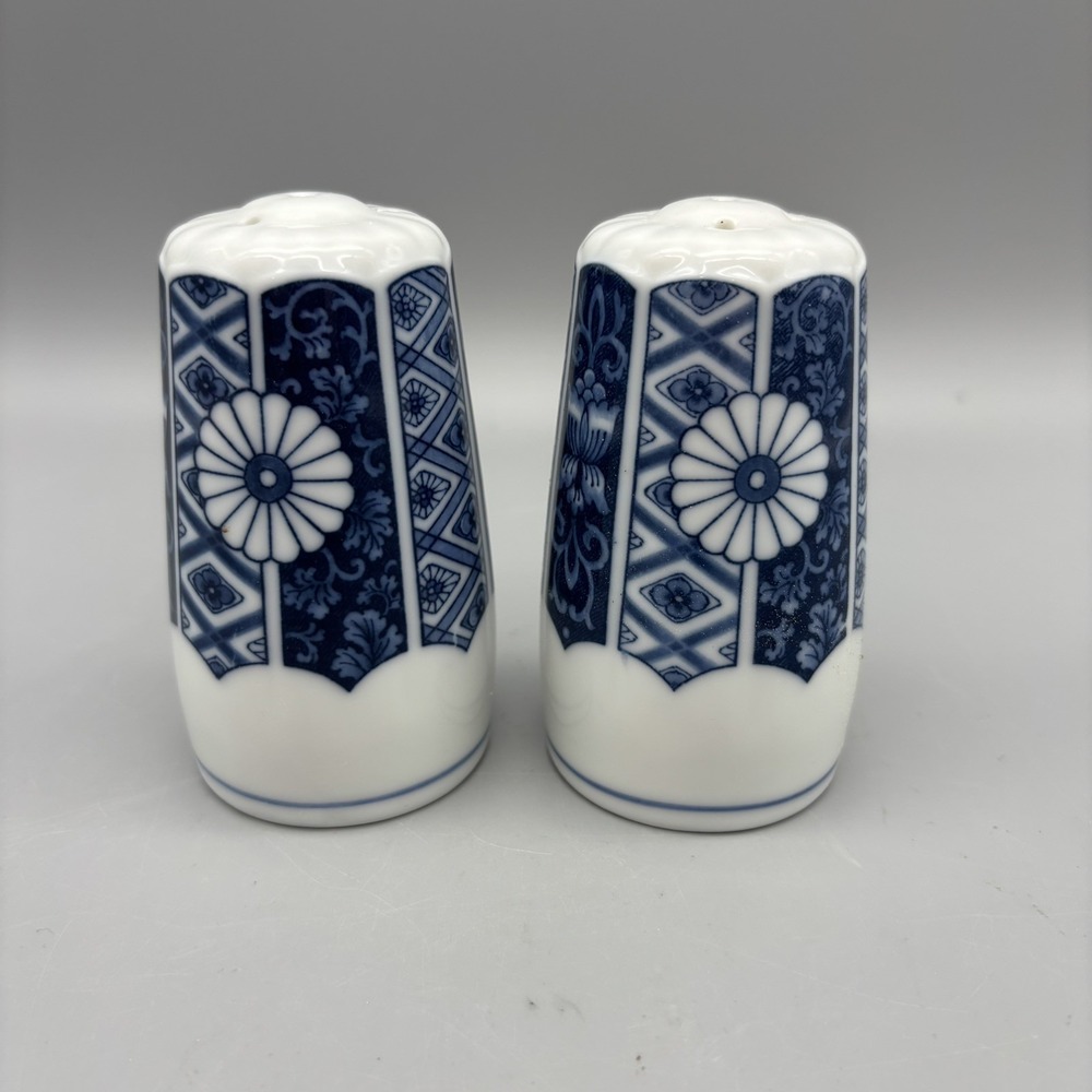 LIPPER & MANN L & M Blue Imari Salt & Pepper -Japan - Floral
